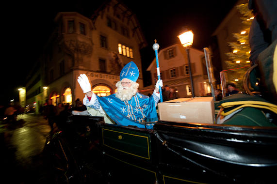 Ein wahrlich würdiger Start in die Adventzeit: Am Samstag, 3. Dezember, zog der Samichlaus mit Gefolge feierlich durchs Dorf. Fanfaren, Schmutzlis, Tiere und Kinder mit Laternen begleiteten den gütigen Bischof. Seit genau 100 Jahren pflegt die Nächstenliebe in Altdorf  den Samichlaus-Brauch. Beliebt bei Gross und Klein, bringt der blau gewandete Chlaus noch immer besinnliche Gedanken in die Stuben der Altdorferinnen und Altdorfer. 