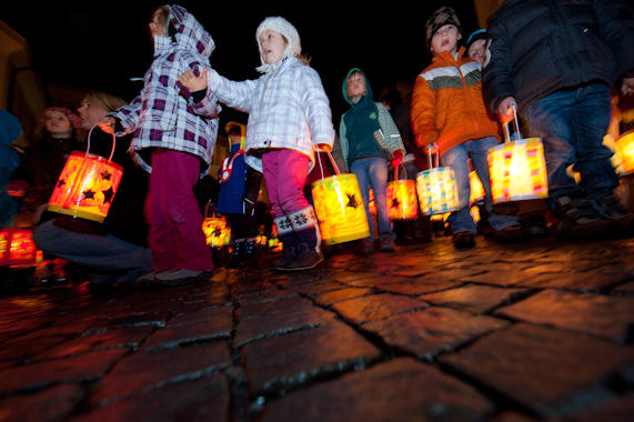 Ein wahrlich würdiger Start in die Adventzeit: Am Samstag, 3. Dezember, zog der Samichlaus mit Gefolge feierlich durchs Dorf. Fanfaren, Schmutzlis, Tiere und Kinder mit Laternen begleiteten den gütigen Bischof. Seit genau 100 Jahren pflegt die Nächstenliebe in Altdorf  den Samichlaus-Brauch. Beliebt bei Gross und Klein, bringt der blau gewandete Chlaus noch immer besinnliche Gedanken in die Stuben der Altdorferinnen und Altdorfer. 