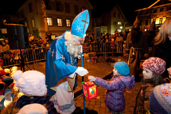 Ein wahrlich würdiger Start in die Adventzeit: Am Samstag, 3. Dezember, zog der Samichlaus mit Gefolge feierlich durchs Dorf. Fanfaren, Schmutzlis, Tiere und Kinder mit Laternen begleiteten den gütigen Bischof. Seit genau 100 Jahren pflegt die Nächstenliebe in Altdorf  den Samichlaus-Brauch. Beliebt bei Gross und Klein, bringt der blau gewandete Chlaus noch immer besinnliche Gedanken in die Stuben der Altdorferinnen und Altdorfer. 
