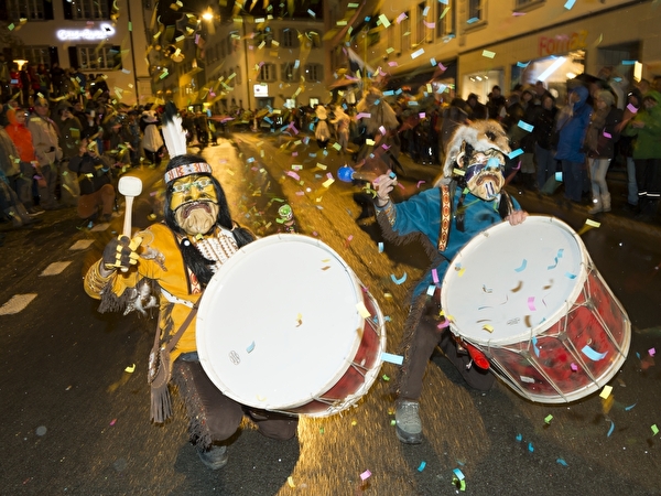 Mit Paukenschlägen wird die Fasnacht 2012 eröffnet