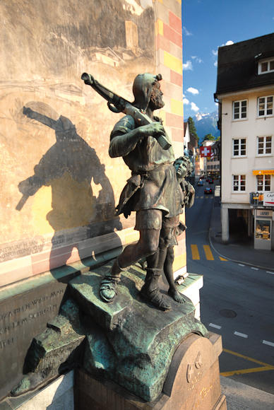 Das Telldenkmal – eine der meistbesuchten Sehenswürdigkeiten der Schweiz steht auf dem Altdorfer Rathausplatz. 
