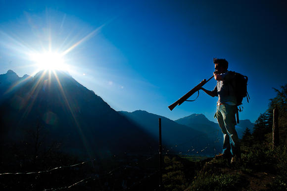 Sonnenuntergang mit Musik: Ein Büchelspieler beim spontanen Konzert.