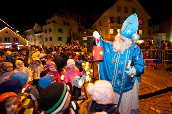 Ein wahrlich würdiger Start in die Adventzeit: Am Samstag, 3. Dezember, zog der Samichlaus mit Gefolge feierlich durchs Dorf. Fanfaren, Schmutzlis, Tiere und Kinder mit Laternen begleiteten den gütigen Bischof. Seit genau 100 Jahren pflegt die Nächstenliebe in Altdorf  den Samichlaus-Brauch. Beliebt bei Gross und Klein, bringt der blau gewandete Chlaus noch immer besinnliche Gedanken in die Stuben der Altdorferinnen und Altdorfer. 