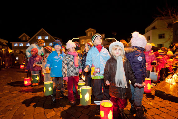 Ein wahrlich würdiger Start in die Adventzeit: Am Samstag, 3. Dezember, zog der Samichlaus mit Gefolge feierlich durchs Dorf. Fanfaren, Schmutzlis, Tiere und Kinder mit Laternen begleiteten den gütigen Bischof. Seit genau 100 Jahren pflegt die Nächstenliebe in Altdorf  den Samichlaus-Brauch. Beliebt bei Gross und Klein, bringt der blau gewandete Chlaus noch immer besinnliche Gedanken in die Stuben der Altdorferinnen und Altdorfer. 
