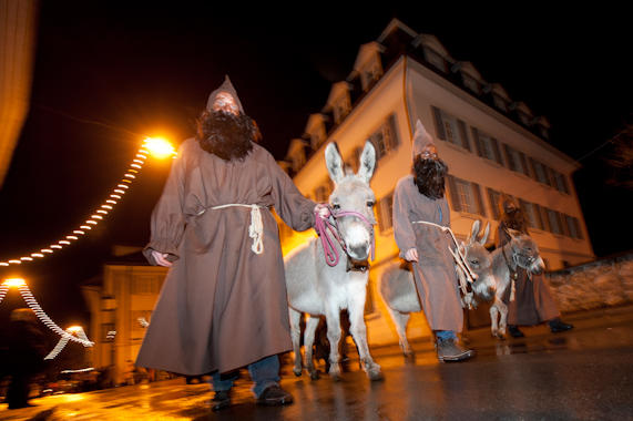 Ein wahrlich würdiger Start in die Adventzeit: Am Samstag, 3. Dezember, zog der Samichlaus mit Gefolge feierlich durchs Dorf. Fanfaren, Schmutzlis, Tiere und Kinder mit Laternen begleiteten den gütigen Bischof. Seit genau 100 Jahren pflegt die Nächstenliebe in Altdorf  den Samichlaus-Brauch. Beliebt bei Gross und Klein, bringt der blau gewandete Chlaus noch immer besinnliche Gedanken in die Stuben der Altdorferinnen und Altdorfer. 
