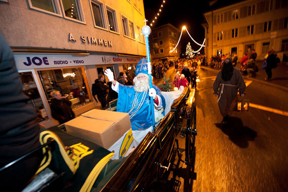 Ein wahrlich würdiger Start in die Adventzeit: Am Samstag, 3. Dezember, zog der Samichlaus mit Gefolge feierlich durchs Dorf. Fanfaren, Schmutzlis, Tiere und Kinder mit Laternen begleiteten den gütigen Bischof. Seit genau 100 Jahren pflegt die Nächstenliebe in Altdorf  den Samichlaus-Brauch. Beliebt bei Gross und Klein, bringt der blau gewandete Chlaus noch immer besinnliche Gedanken in die Stuben der Altdorferinnen und Altdorfer. 