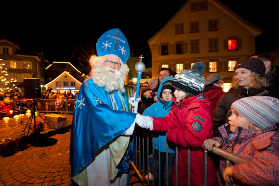Ein wahrlich würdiger Start in die Adventzeit: Am Samstag, 3. Dezember, zog der Samichlaus mit Gefolge feierlich durchs Dorf. Fanfaren, Schmutzlis, Tiere und Kinder mit Laternen begleiteten den gütigen Bischof. Seit genau 100 Jahren pflegt die Nächstenliebe in Altdorf  den Samichlaus-Brauch. Beliebt bei Gross und Klein, bringt der blau gewandete Chlaus noch immer besinnliche Gedanken in die Stuben der Altdorferinnen und Altdorfer. 