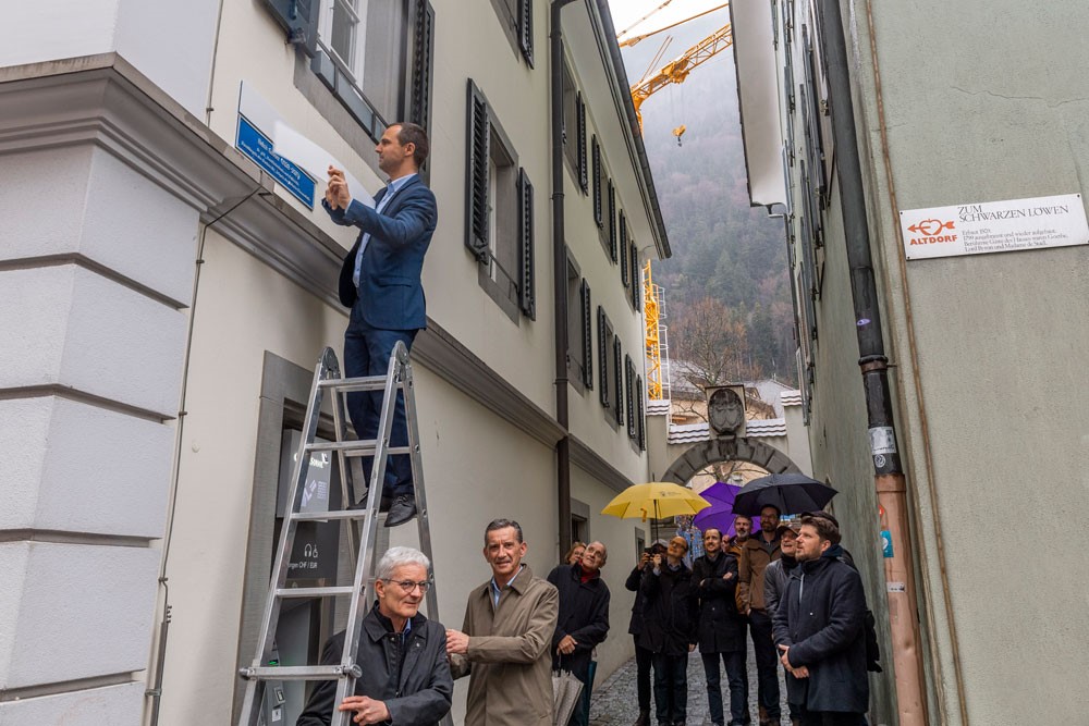 Das Schild wird abgedeckt