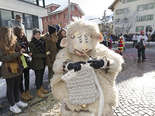 Ein Schaf strickt aus ihrer Wolle einen Pullover: eine originelle Einzelmaske am Altdorfer Umzug.