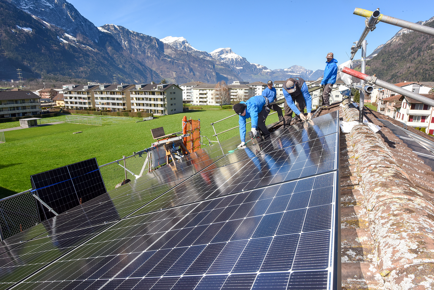 In Altdorf wird eine Solaranlage installiert.