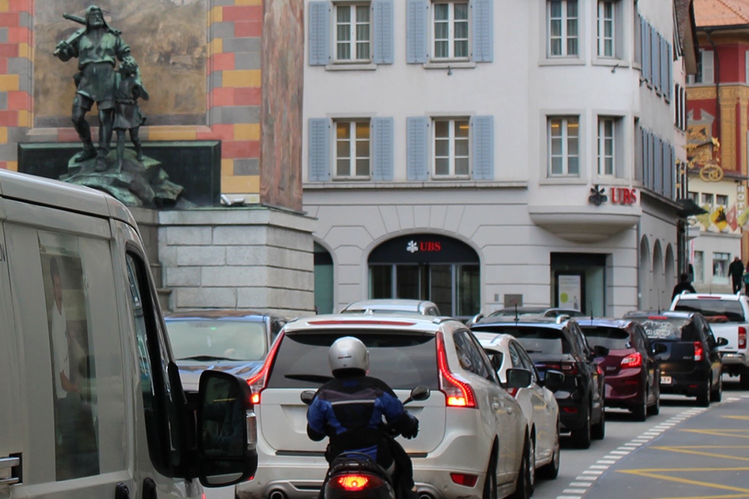 Feierabendstau im Dorfkern