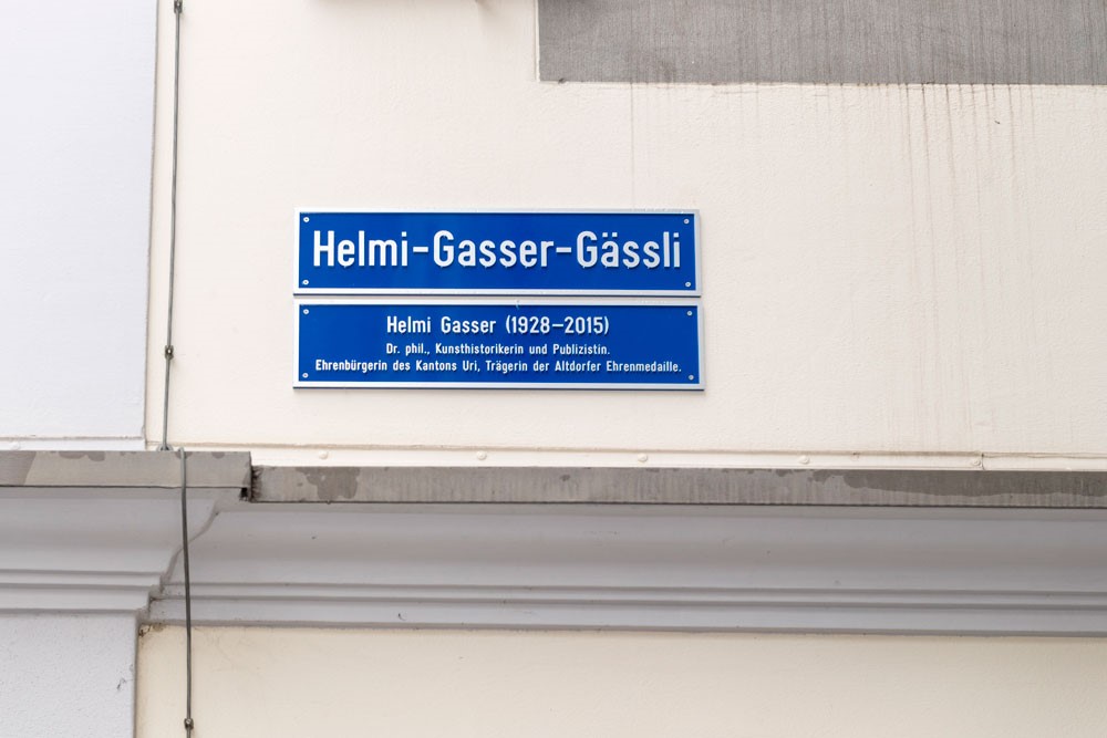 Das Schild zu Ehren von Helmi Gasser
