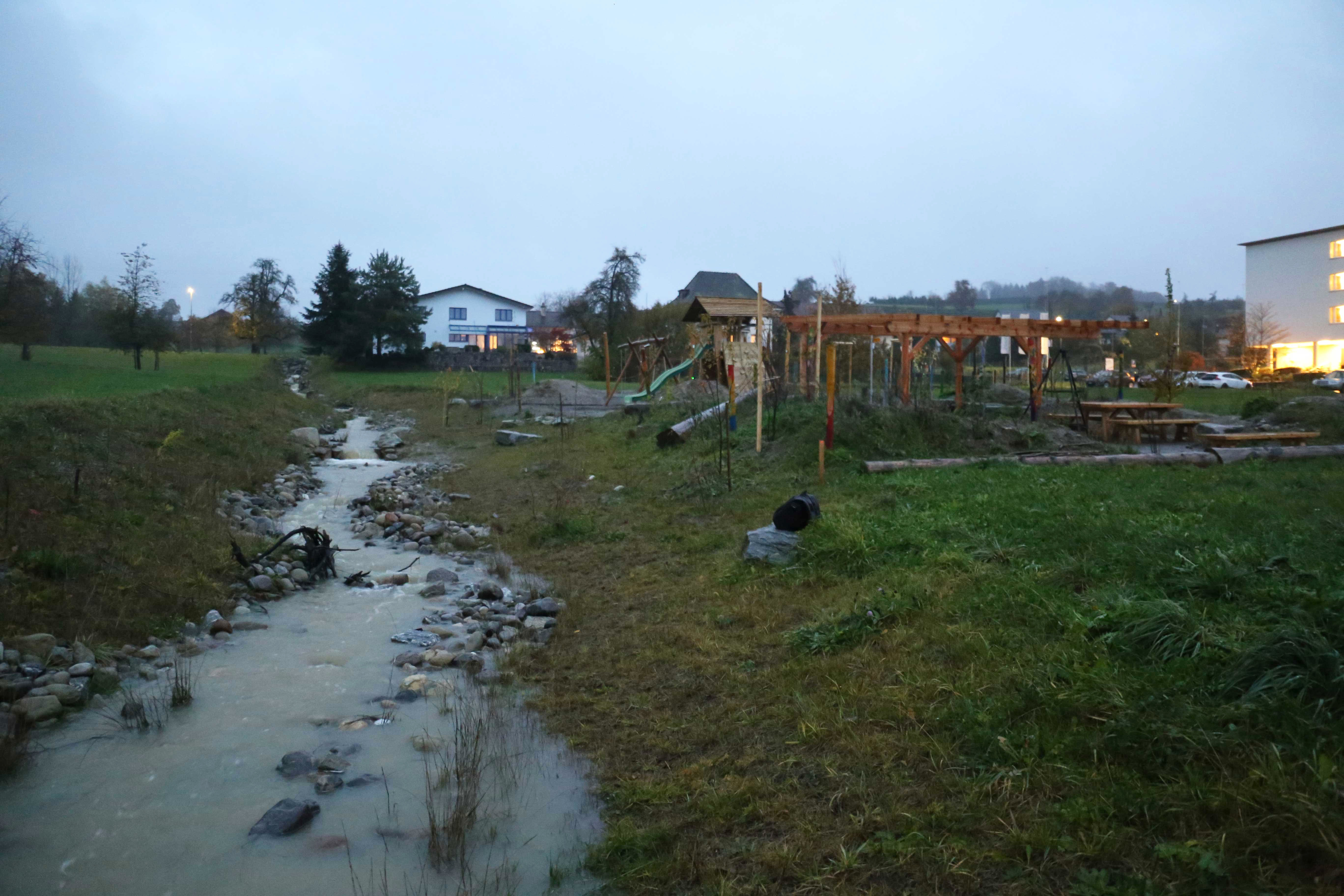 Geöffneter Schwettibach, im Hintergrund Naturspielplatz