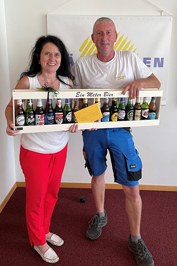 Sonja Gass und Peter Schmid bei der Gratulation