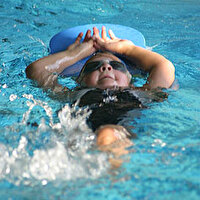 Kleinkind beim schwimmen