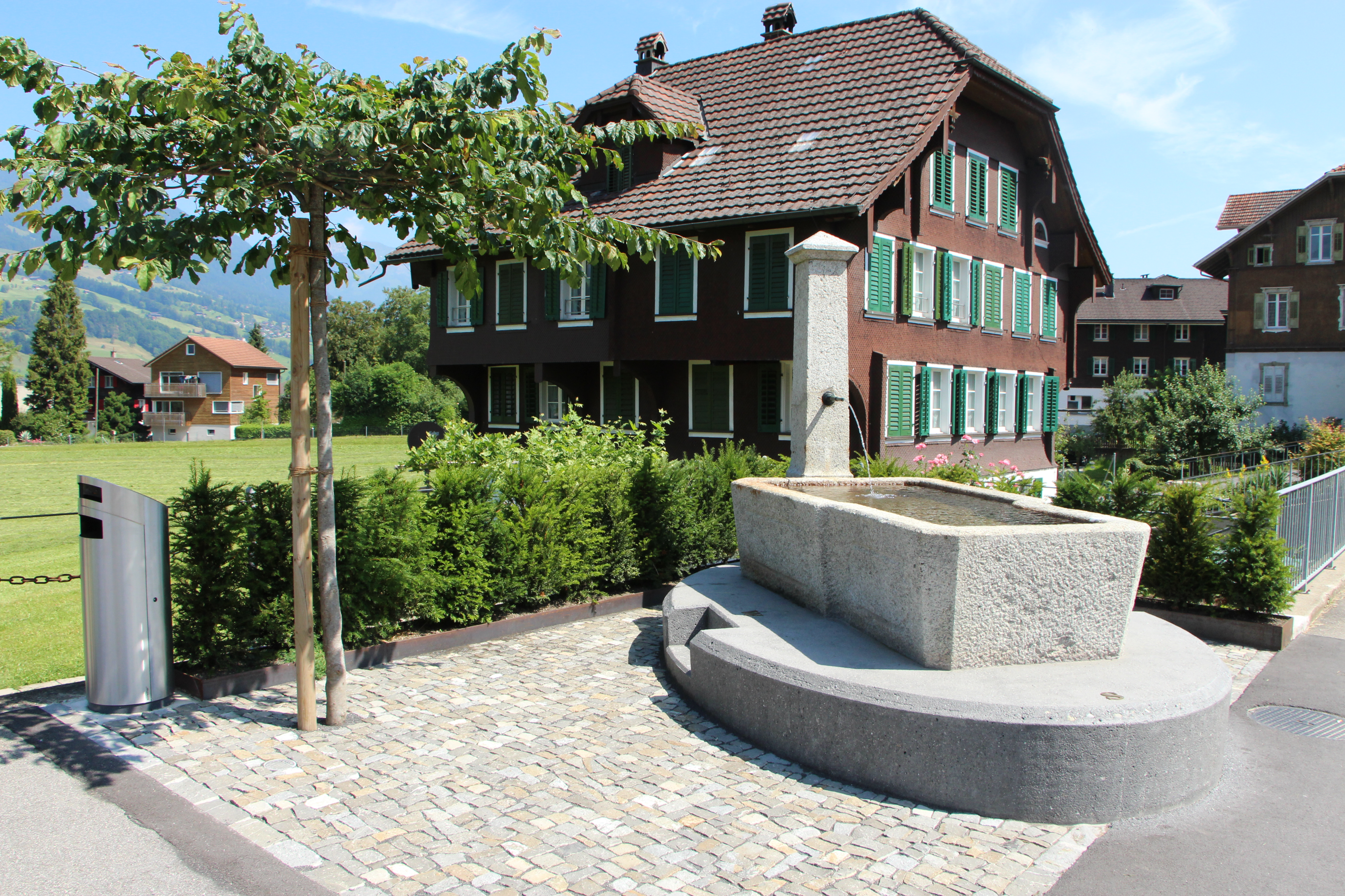Der Löwenbrunnen an der Brünigstrasse stammt aus dem Jahr 1867. Der ehrwürdige Granitbrunnen wurde im Jahr 2023 saniert und der Brunnenplatz neu gestaltet.