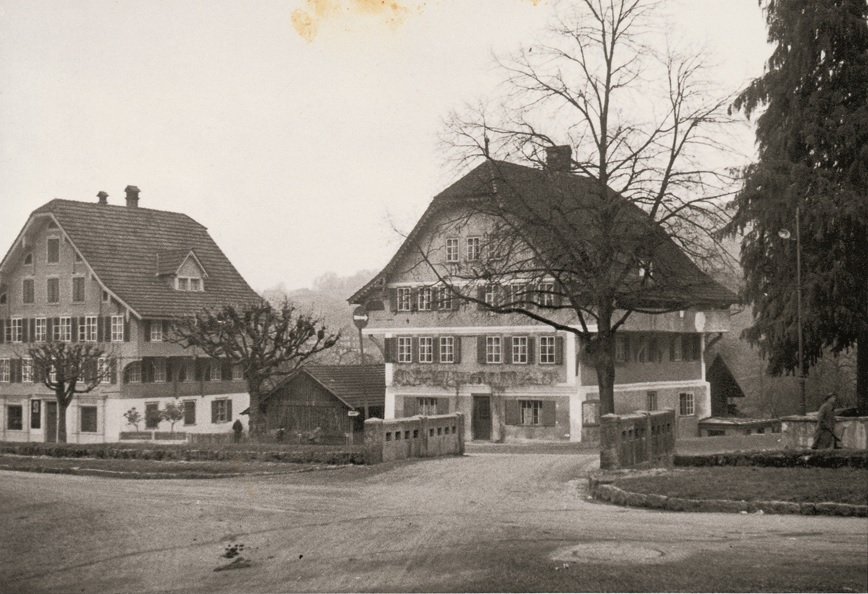 Die Schlüsselbrücke war 1926 nach den Plänen des Sachsler Architekten Robert Omlin erbaut worden. Im Hintergrund die alte Krone (vor der Freilegung des Holzfachwerks 1947), links davon das heutige Café zumStein. Im Hinblick auf die Heiligsprechung von Bruder Klaus im Jahr 1947 wurde die Brücke stark verbreitert und asphaltiert, wobei die Seitenmauern abgebrochen worden sind. Mit der Umlegung des Dorfbachs und der Neugestaltung des Dorfzentrums im Jahr 2005 verschwand die Brücke dann definitiv aus dem Ortsbild.