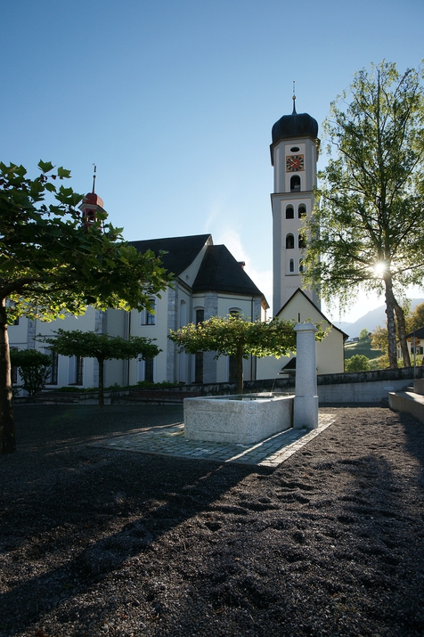 Der Kreuzbrunnen stammt aus dem Jahr 1866. Das grosse Unwetter von 1997 hatte ihn stark beschädigt. 2013 wurde der majestätische Granitbrunnen restauriert und unweit vor seinem angestammten Platz wieder aufgestellt. Er steht heute im sogenannten Kreuzpark Richtung Dorfplatz.