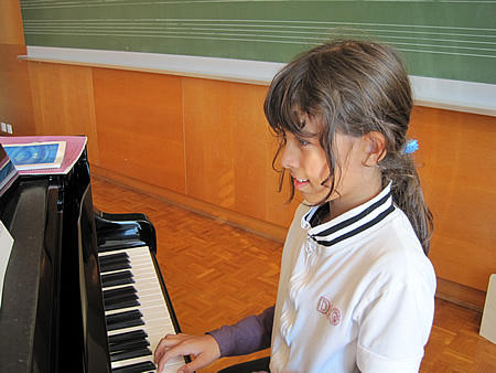 Schülerin am Klavier