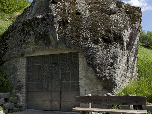 Die Fuxstein Kapelle ist in einem massiven Felsblock