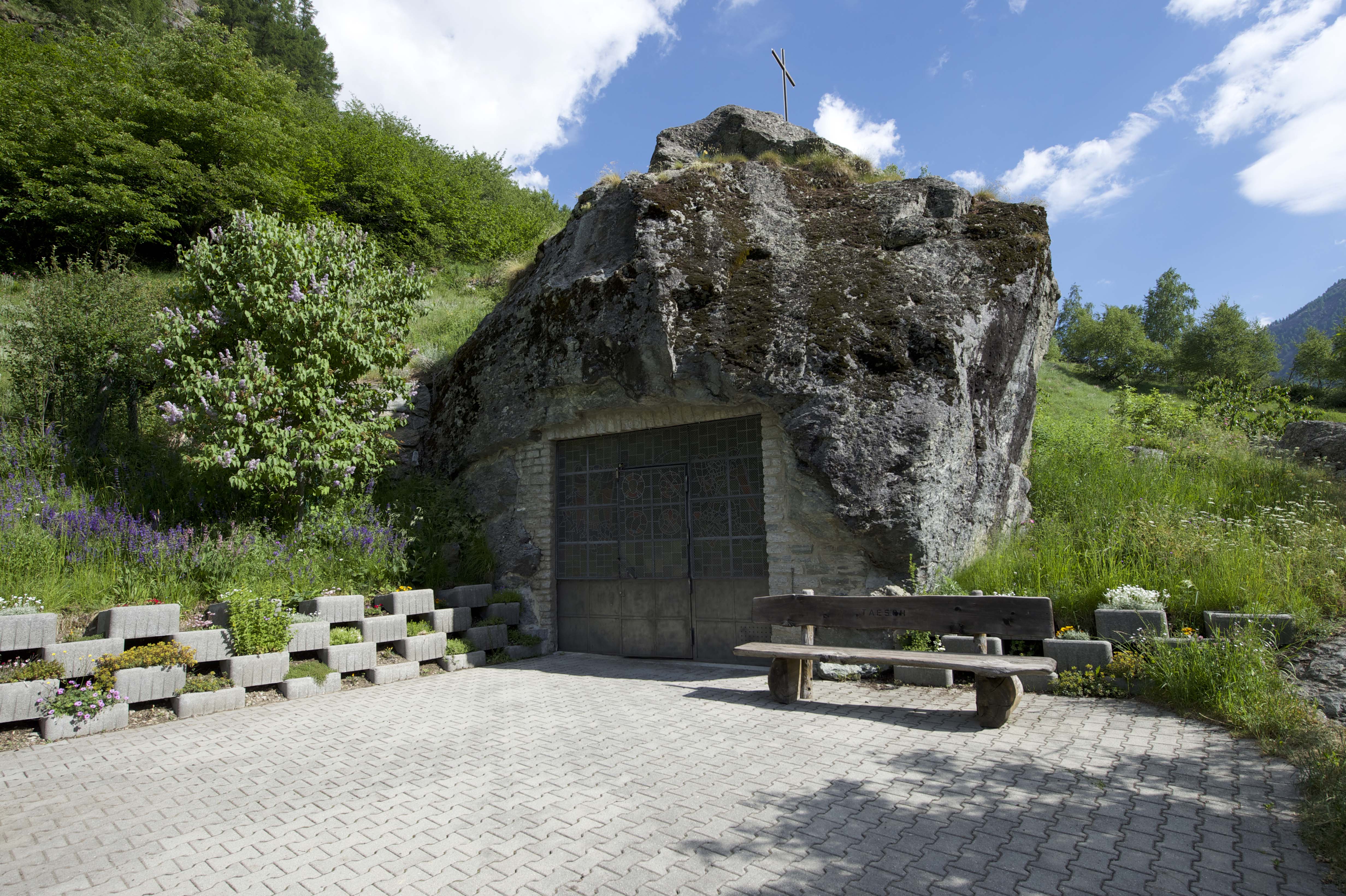 Der Eingang zur Fuxsteinkapelle mit Vorplatz und Sitzgelegenheit