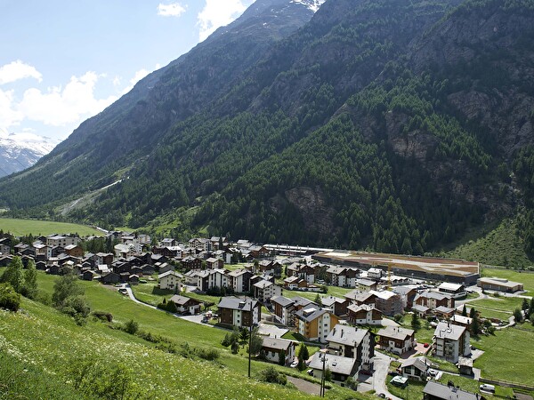 Blick auf Täsch von der Täschalpstrasse