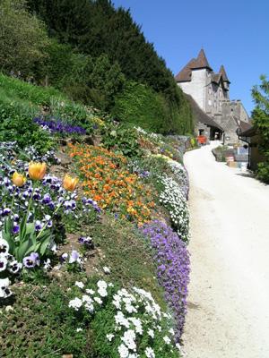 Die prächtige Blumenpracht auf dem Schloss lädt zum Verweilen ein.