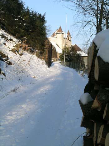 Verschneiter Zugangsweg zum Schloss.