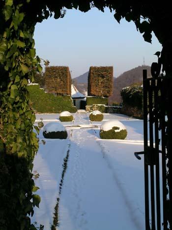 Am Eingangstor zum französischen Garten.