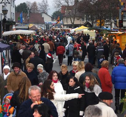 Bild vom Weihnachtsmarkt in der Rielasinger Hauptstraße, die jeden zweiten Donnerstag im Dezember eigens für den Verkehr gesperrt wird. 