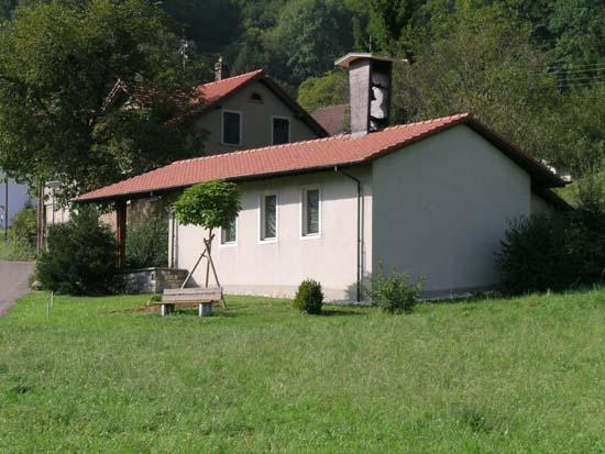 In den 1940er Jahren konkretisierte sich der Wunsch der Mahrer Bevölkerung nach einem eigenen Gotteshaus. Zu dieser Zeit wohnten 147 Katholiken in Mahren. Am 26. März 1947 wurde der Kappellenverein St. Antonius. Mit verschiedenen Aktivitäten, unter anderem Volksfesten wurde Geld gesammelt. Eine ausserordentliche GV beschloss am 13. April 1950 mit einem Vermögen von 25'000 Franken den Bau der Kapelle, und man ging daran die Idee in die Tat umzusetzen. 
Nach den Plänen und unter Leitung von Architekt Werner Guldiman ging man zügig ans Werk, und am 17. Juni 1950 erfolgte der Spatenstich. Auch dank unzähliger Stunden 'Freiwilligenarbeit' der Mahrer konnte die Kapelle bereits am 28. Oktober eingeweiht werden. 
Heute ist die Kapelle zu einem Wahrzeichen von Mahren geworden und jeden letzten Freitag im Monat um 19.30 Uhr wird eine Eucharestiefeier begangen. Die Kapelle wird zudem auch für Hochzeiten und Taufen genutzt. 
Der Kapellenverein St. Antonius, eine der grössten Vereine der Gemeinde, ist Besitzer und damit verantwortlich für den Unterhalt der Kapelle und deren Umgebung. Jedes Jahr wird zu Ehren des Patrons der Antoniussonntag gefeiert, es findet jeweils im April eine GV statt, und im Dezember wird der 'St. Nikolaus' zusammen mit den Kindern von Mahren empfangen.

