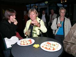Die Gemeindepräsidentin Ursula Rudolf geniesst den Apéro.