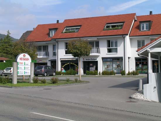 Es stehen vier Geschäfte zur Verfügung:
Drogerie / Bäckerei / Coiffeur / Beauty Center