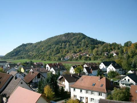Blick auf den Rielasinger Hausberg Rosenegg. Wanderer können die einheimische Flora und Fauna auf dem 2003 neu angelegten Naturlehrpfad Rund um das Rosenegg erforschen.