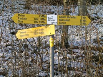 Von diesem Punkt aus können verschiedene und wunderschöne Wanderungen unternommen werden. Er befindet sich beim Parkplatz von Schloss Wartenfels.