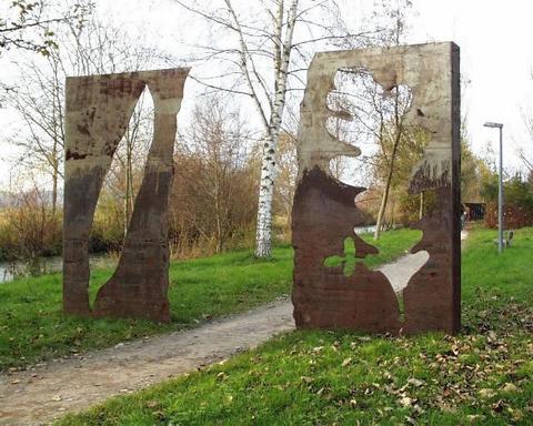 Der Eingang zum Skulpturenweg in Rielasingen. Er führt entlang der Aach in Richtung Singen. Künstler aus Deutschland, Frankreich und Italien haben 1998 zum 25 jährigen Bestehen der Partnerschaft mit Nogent-sur-Seine hier ihre Kunstwerke erstellt.