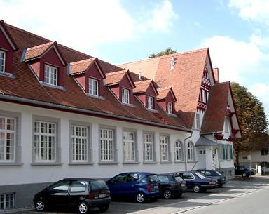 Der Kultur-Punkt Arlen ist das kulturelle Zentrum des Ortes. Das Gebäude der ehemaligen „Gems“ wurde 2002 komplett saniert und erstrahlt heute mit der Gaststätte Gems und dem angegliederten multifunktionalen Saal in neuem Glanz. 
Der eigens gegründete Kulturverein ArRiWo (Arlen Rielasingen Worblingen) sorgt durch seine Aktivitäten dafür, dass vielseitige künstlerische Angebote im Kultur-Punkt Arlen angeboten werden.

