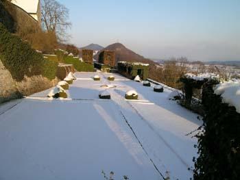 Der französische Garten auf Schloss Wartenfels im Winterschlaf.
