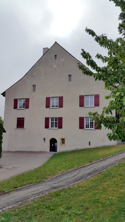 Das Pfarrhaus datiert von 1566. Unter dem Stubenfenster im 1. Stock befinden sich links und rechts der Solothurnerwappen die Jahrzahl 1566 und in der Mitte der Reichsadler. Solothurn fühlte sich damals noch als Glied des heiligen Römischen Reiches.

Früher hiess das Pfarrhaus auch Pfrundhaus. Es gab dem Pfarrer das Recht Asylsuchende und Kranke zu beherbergen. Das jetzige Pfarrhaus steht unter Heimatschutz, es wurde verschiedentlich renoviert. Der "Martinskeller" kann für diverse Anlässe gemietet werden. In den oberen Stockwerken befindet sich das Pfarreisekretariat, die Offene Jugendarbeit und die Kindertagesstätte.