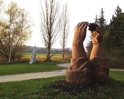 Ein weiterer Blick auf einige Kunstwerke entlang des Skulpturenweges