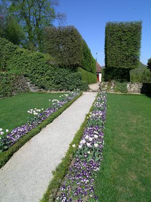 Prächtige Gartenanlage im französischen (Schloss)-Garten