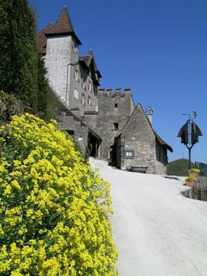 Schloss Wartenfels mit Skulptur von Paul Gugelmann "Blick in die Welt"