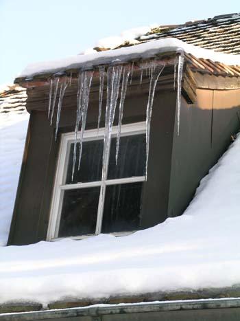 Die wunderschönen Eiszapfen befinden sich am Erker des Gärtnerhauses.