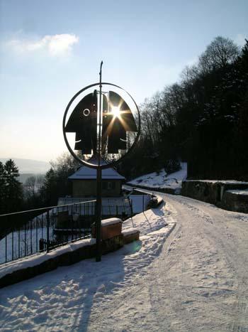 Die Skulptur "Blick in die Welt" vom bekannten Künstler Paul Gugelmann aus Gretzenbach, steht beim Eingang von Schloss Wartenfels.