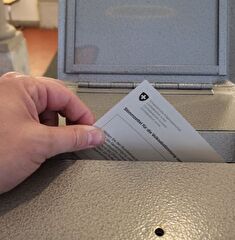 Einlage Abstimmungszettel in Urne