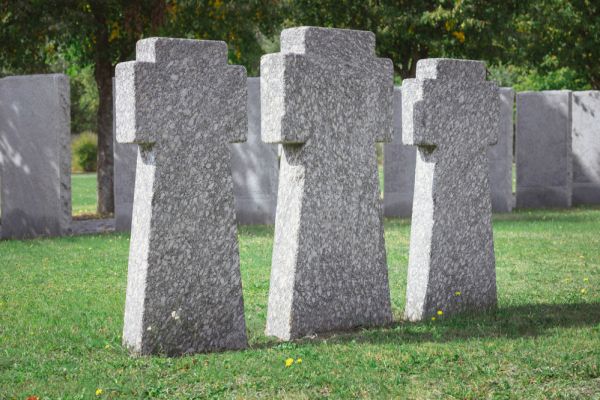 Grabsteine auf einem Friedhof