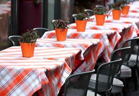 Tische in einem Gartenrestaurant