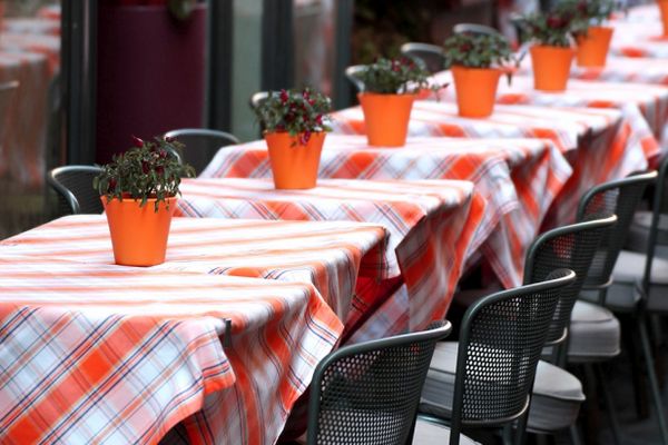 Tische in einem Gartenrestaurant
