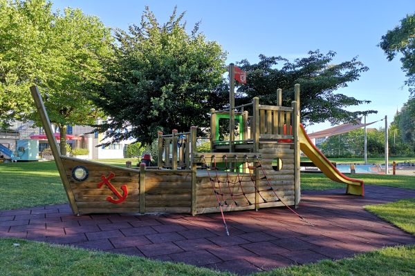 Schiff aus Holz auf dem Spielplatz