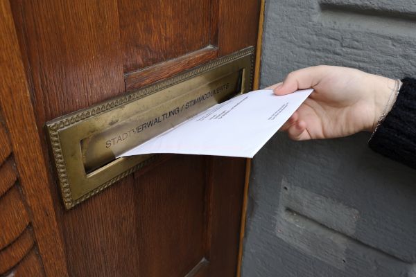 Einlage Stimmkuvert in Briefkasten